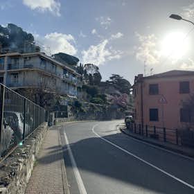 Apartment for rent for €1,675 per month in Genoa, Via Canevari