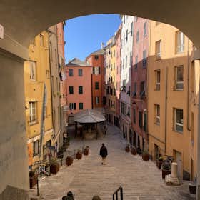 Apartment for rent for €1,675 per month in Genoa, Vico Durazzo