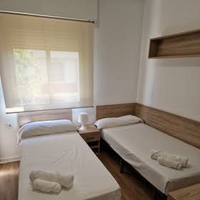 Shared room for rent for €688 per month in Sevilla, Carretera Su Eminencia