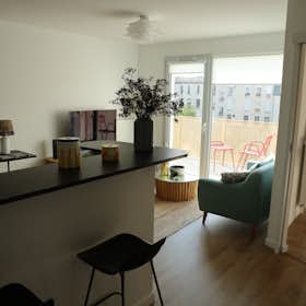 Apartment for rent for €1,500 per month in Alfortville, Rue Roger Girodit