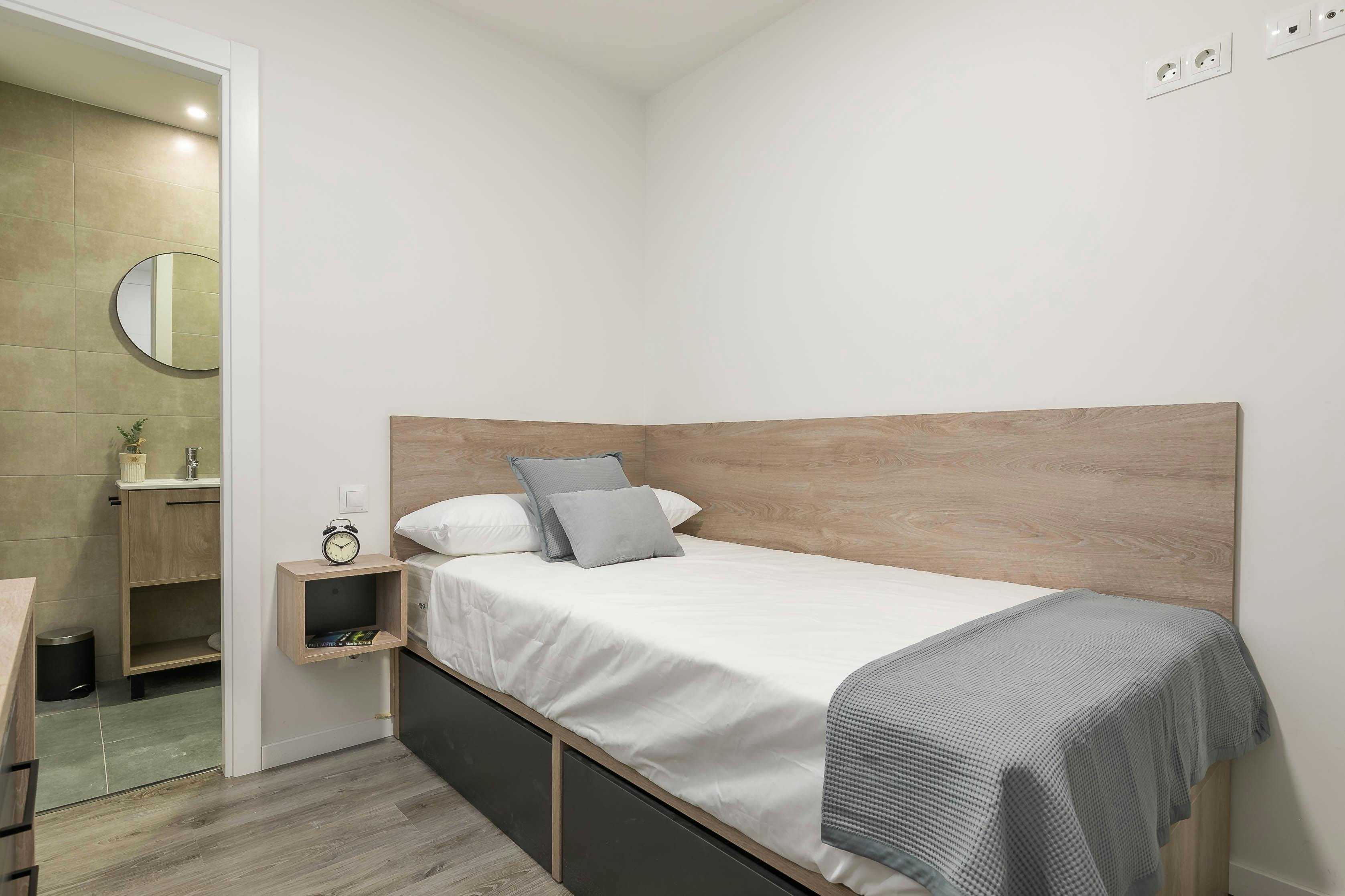 Private room for rent for €888 per month in Getafe, Calle Alcalde Ángel Arroyo