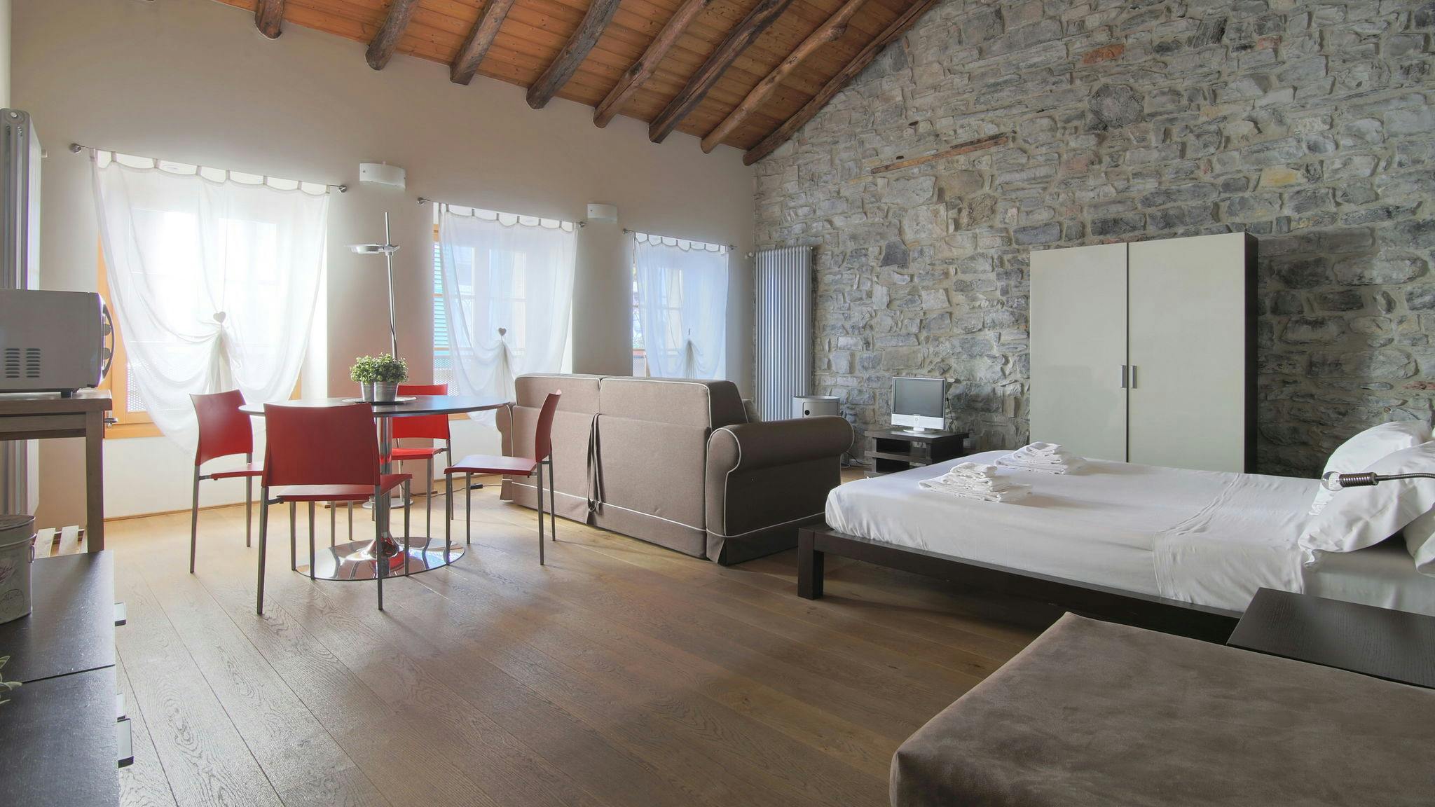 Studio for rent for €1 per month in Torno, Via Bartolomeo De Benzi