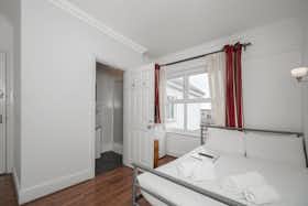 Monolocale in affitto a 2.220 £ al mese a London, Norbury Crescent