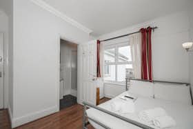 单间公寓 正在以 £2,220 的月租出租，其位于 London, Norbury Crescent