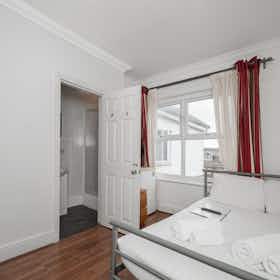 单间公寓 正在以 £2,225 的月租出租，其位于 London, Norbury Crescent