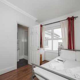 Monolocale in affitto a 2.220 £ al mese a London, Norbury Crescent