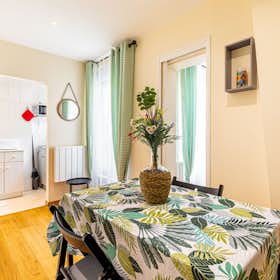 Apartment for rent for €1,900 per month in Paris, Rue Raymond Losserand