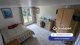 Appartement te huur voor € 850 per maand in Marly-le-Roi, Rue de la Montagne