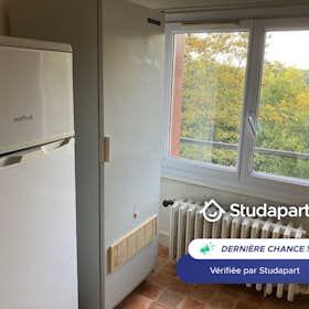 Apartment for rent for €700 per month in Bures-sur-Yvette, Rue du Fond Garant