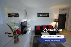 Lägenhet att hyra för 680 € i månaden i Mandelieu-la-Napoule, Avenue des Anciens Combattants