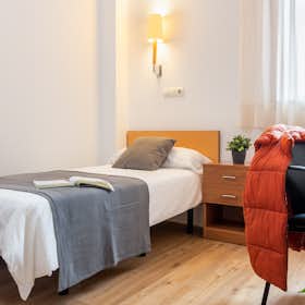 Private room for rent for €456 per month in Bormujos, Calle Paraje de Paterna