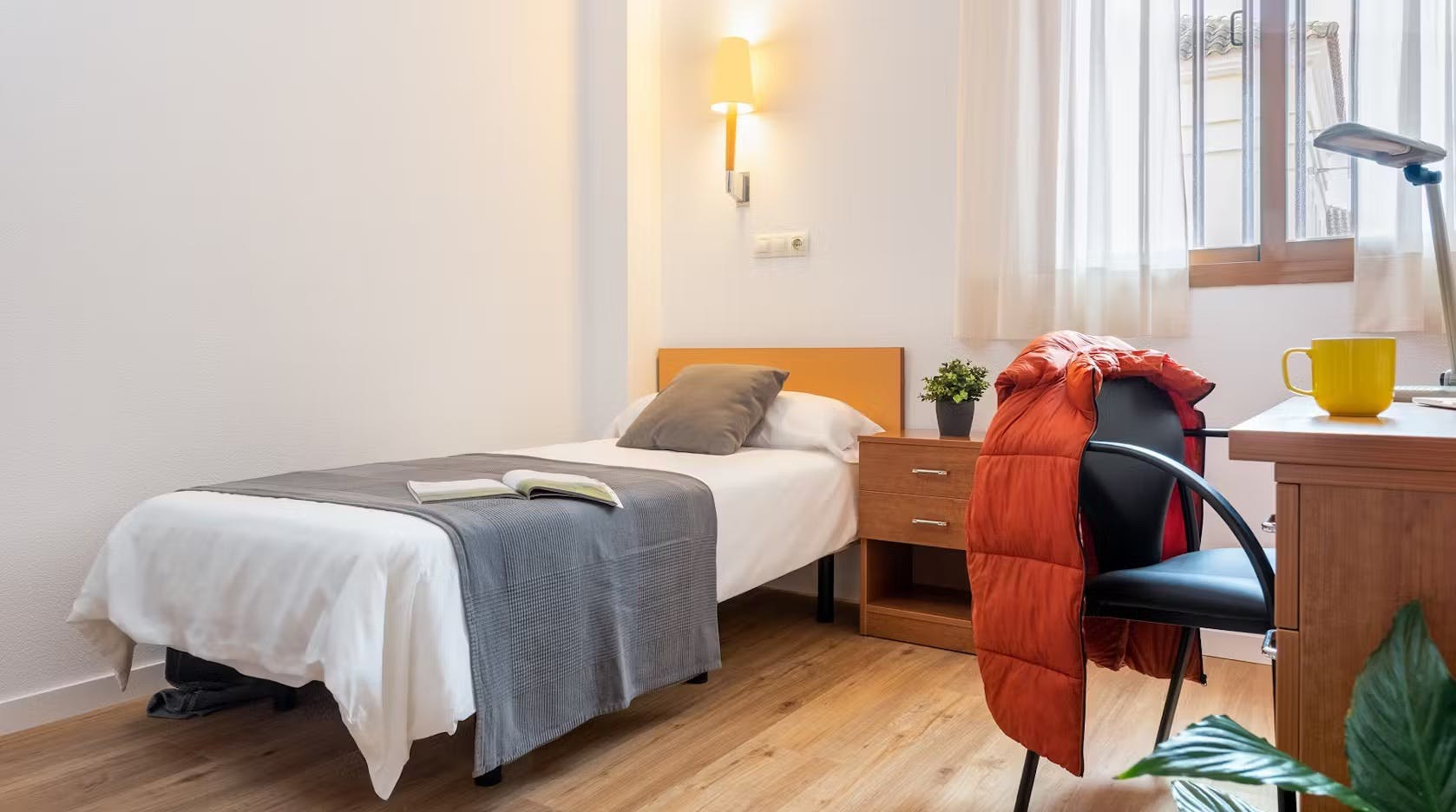 Private room for rent for €712 per month in Bormujos, Calle Paraje de Paterna