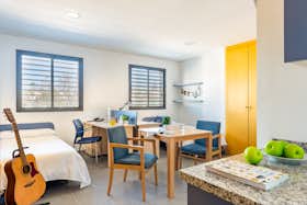 Shared room for rent for €535 per month in Sevilla, Carretera Su Eminencia