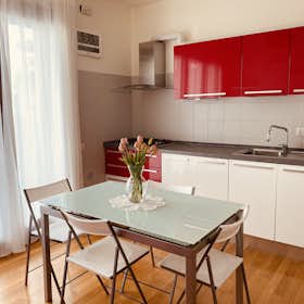 Apartment for rent for €2,035 per month in Milan, Via Giovanni Ansaldo
