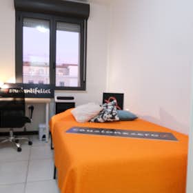 Private room for rent for €470 per month in Sassari, Via Michele Coppino