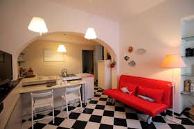 Appartement te huur voor € 2.430 per maand in Albisola Superiore, Via Emilia