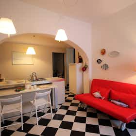 Appartement te huur voor € 2.430 per maand in Albisola Superiore, Via Emilia