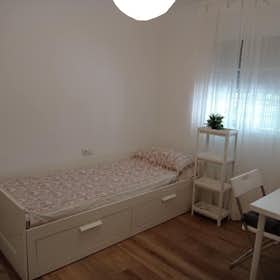 Private room for rent for €350 per month in Sevilla, Avenida Juan XXIII