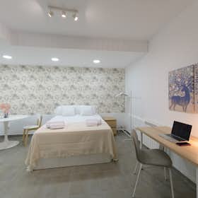Studio for rent for €1,200 per month in Madrid, Calle de Guajaro