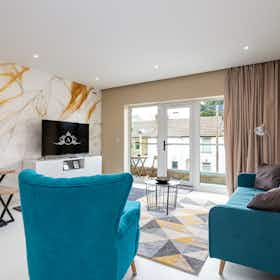 公寓 正在以 £3,007 的月租出租，其位于 Gillingham, Arden Street