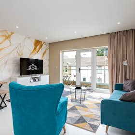 Apartamento para alugar por £ 3.000 por mês em Gillingham, Arden Street