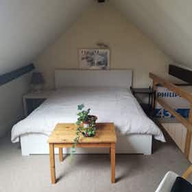 Apartment for rent for €750 per month in Ixelles, Chaussée de Wavre