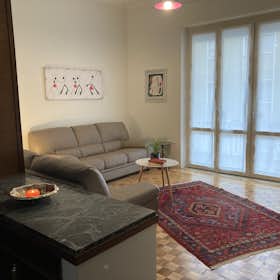 Appartement te huur voor € 2.826 per maand in Cuneo, Via Giacomo Matteotti