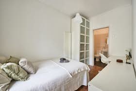 Private room for rent for €640 per month in Lisbon, Avenida Miguel Bombarda