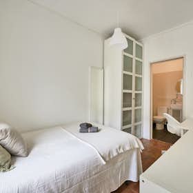 Private room for rent for €640 per month in Lisbon, Avenida Miguel Bombarda