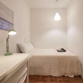 Private room for rent for €425 per month in Lisbon, Avenida Miguel Bombarda