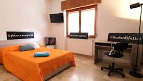 Приватна кімната за оренду для 400 EUR на місяць у Sassari, Via Andrea Cordedda