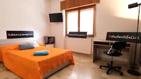 Отдельная комната сдается в аренду за 400 € в месяц в Sassari, Via Andrea Cordedda