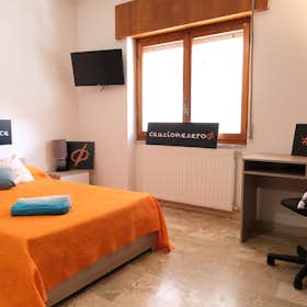 Pokój prywatny do wynajęcia za 400 € miesięcznie w mieście Sassari, Via Andrea Cordedda