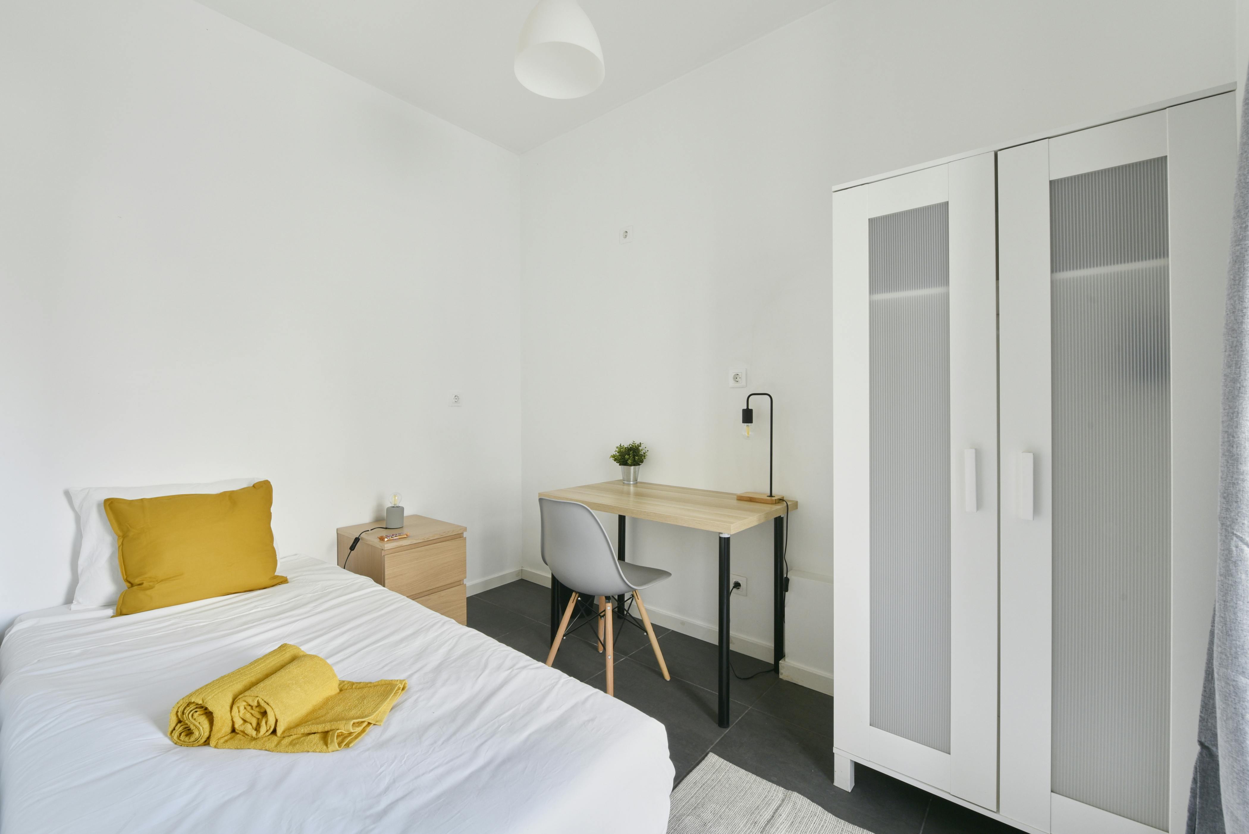 Private room for rent for €450 per month in Lisbon, Rua de David Lopes