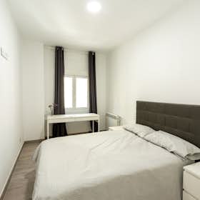 Private room for rent for €640 per month in Madrid, Calle Jerónima Llorente
