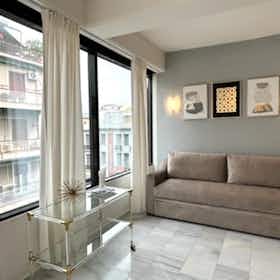 Apartment for rent for €1,100 per month in Piraeus, Boumpoulinas