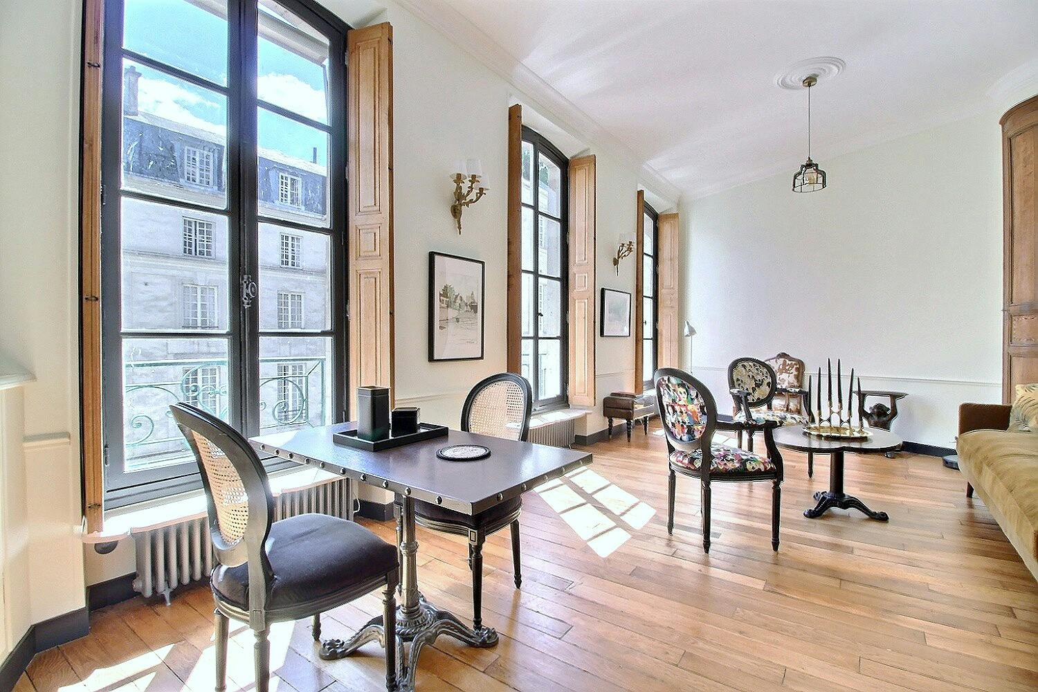 Apartment for rent for €2,706 per month in Paris, Rue des Grands Degrés