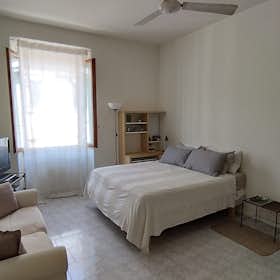 Apartment for rent for €2,500 per month in Milan, Via della Commenda