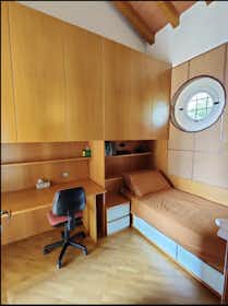 Private room for rent for €570 per month in Carate Brianza, Via Cristoforo Colombo