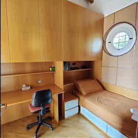 Privé kamer te huur voor € 570 per maand in Carate Brianza, Via Cristoforo Colombo
