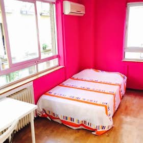 Private room for rent for €530 per month in Madrid, Calle de Hortaleza