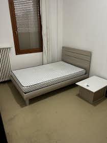 Private room for rent for €550 per month in Montegrotto Terme, Via Alessandro Manzoni