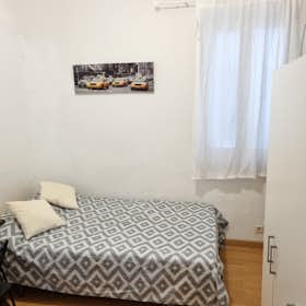 Private room for rent for €445 per month in Madrid, Calle de Ferraz