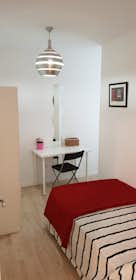 Private room for rent for €420 per month in Madrid, Paseo de Perales