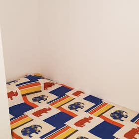 Private room for rent for €390 per month in Madrid, Paseo de Perales