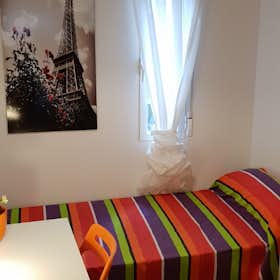 Private room for rent for €380 per month in Madrid, Paseo de Perales