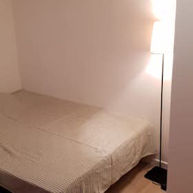 Private room for rent for €430 per month in Madrid, Paseo de Perales