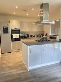 Дом сдается в аренду за 3 445 £ в месяц в Leicester, Wakeling View