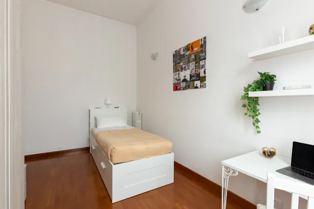 Private room in Viale dei Cadorna, Florence (1386765) room image 2