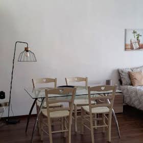 Apartment for rent for €1,290 per month in Turin, Via Camillo Benso di Cavour